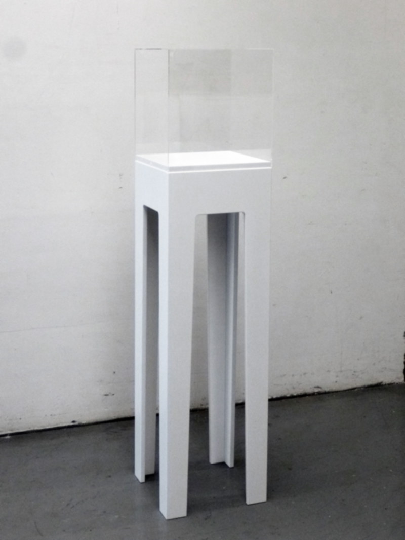 struttura espositiva con gambe e teca in plexiglass trasparente